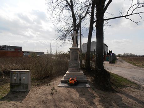 Krzyż przydrożny ze zbiegu ulic Skaryszewskiej i Skrzydlatej na Górnym Długojowie