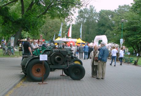 Maszyny rolnicze z radomskiej kolekcji na pikniku ?Poznaj Dobrą Żywność?